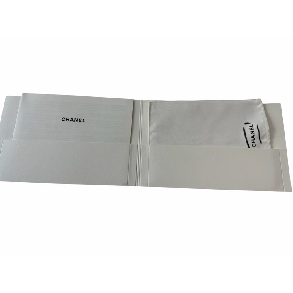 New Chanel medium 19 flap bag in white lambskin gold & silver tone hardware - Picture 11 of 13